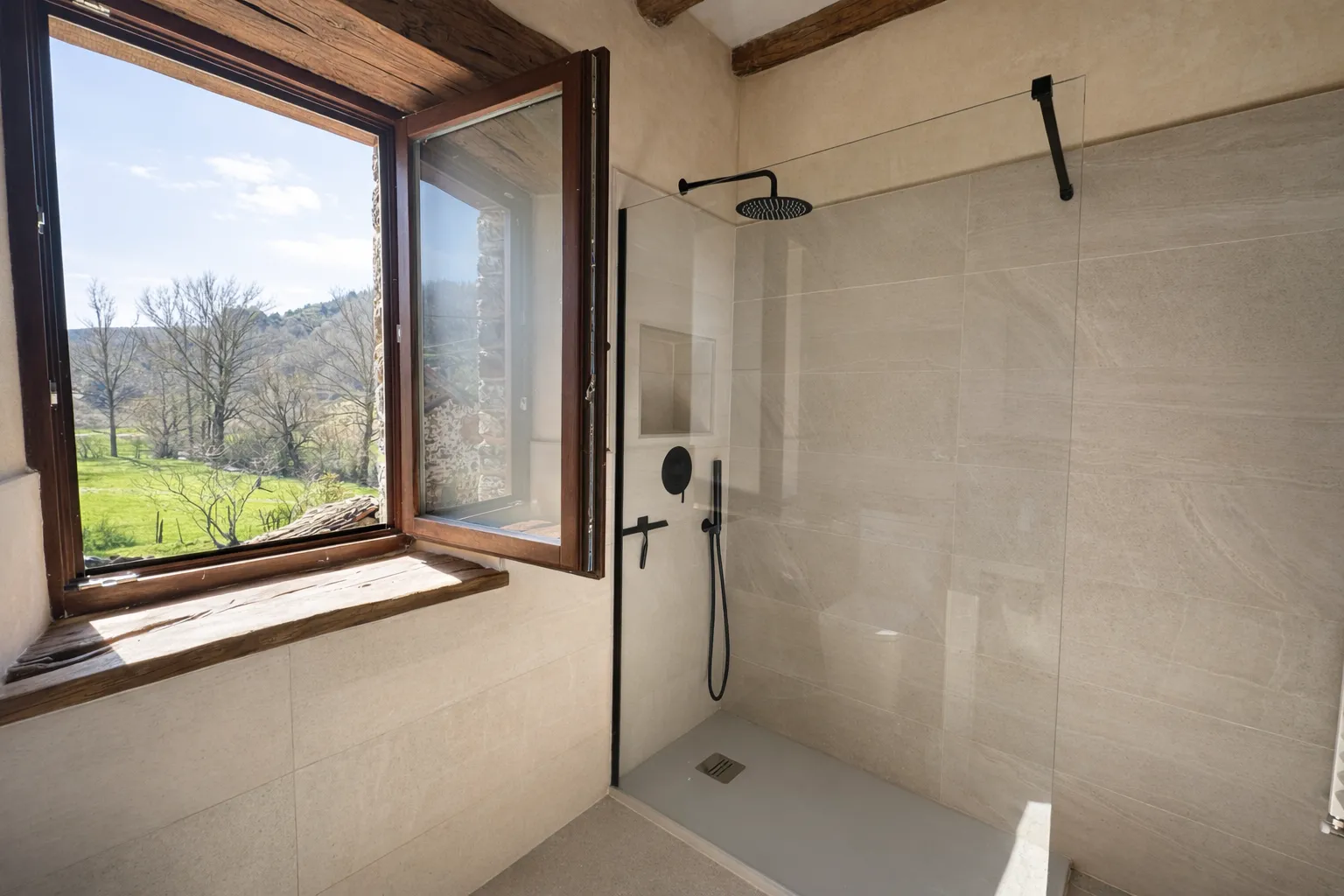 Baño con vista exterior en Cumbres de Lores