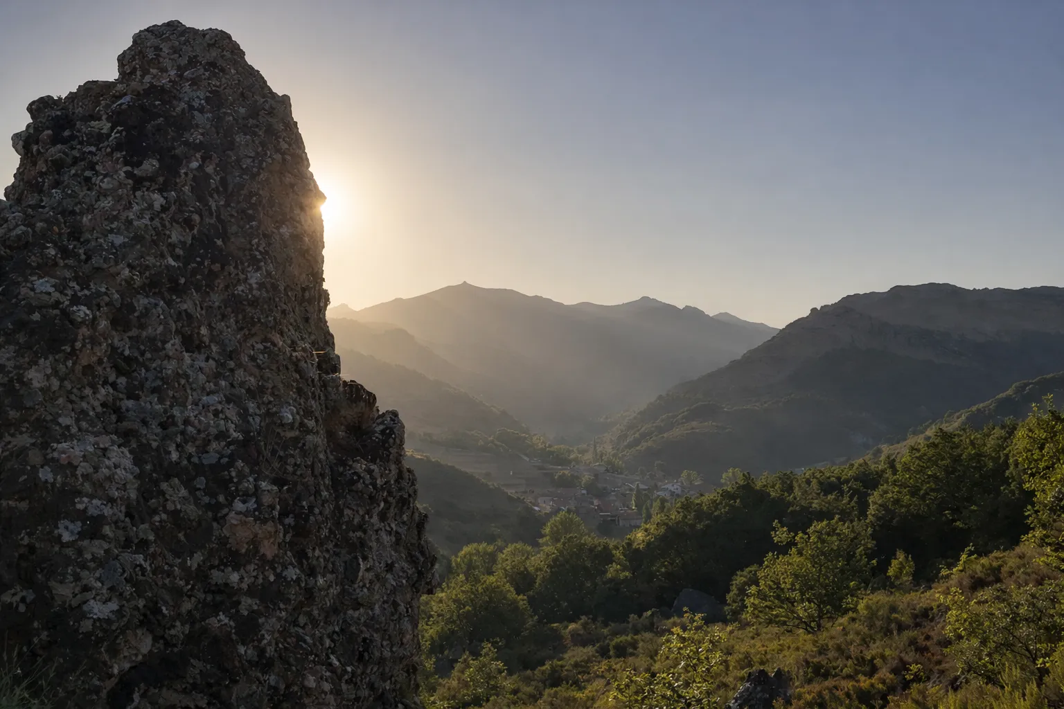 Atardecer sobre las cumbres de la Montaña Palentina