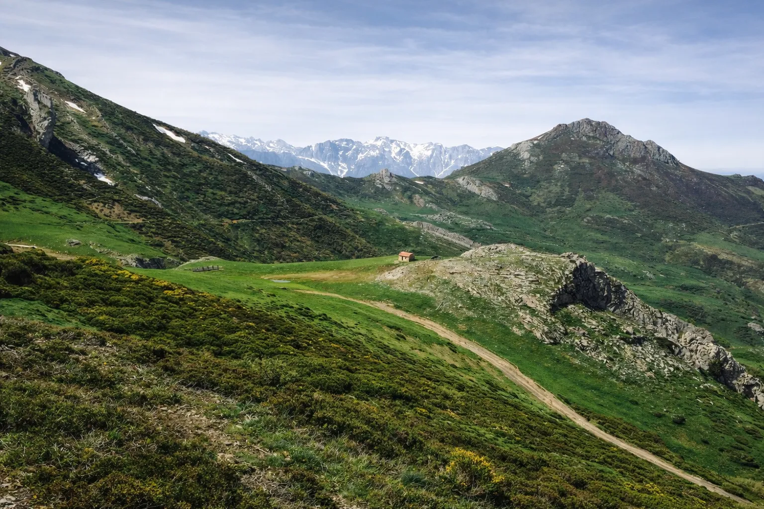 Camino de senderismo entre montañas en la Montaña Palentina