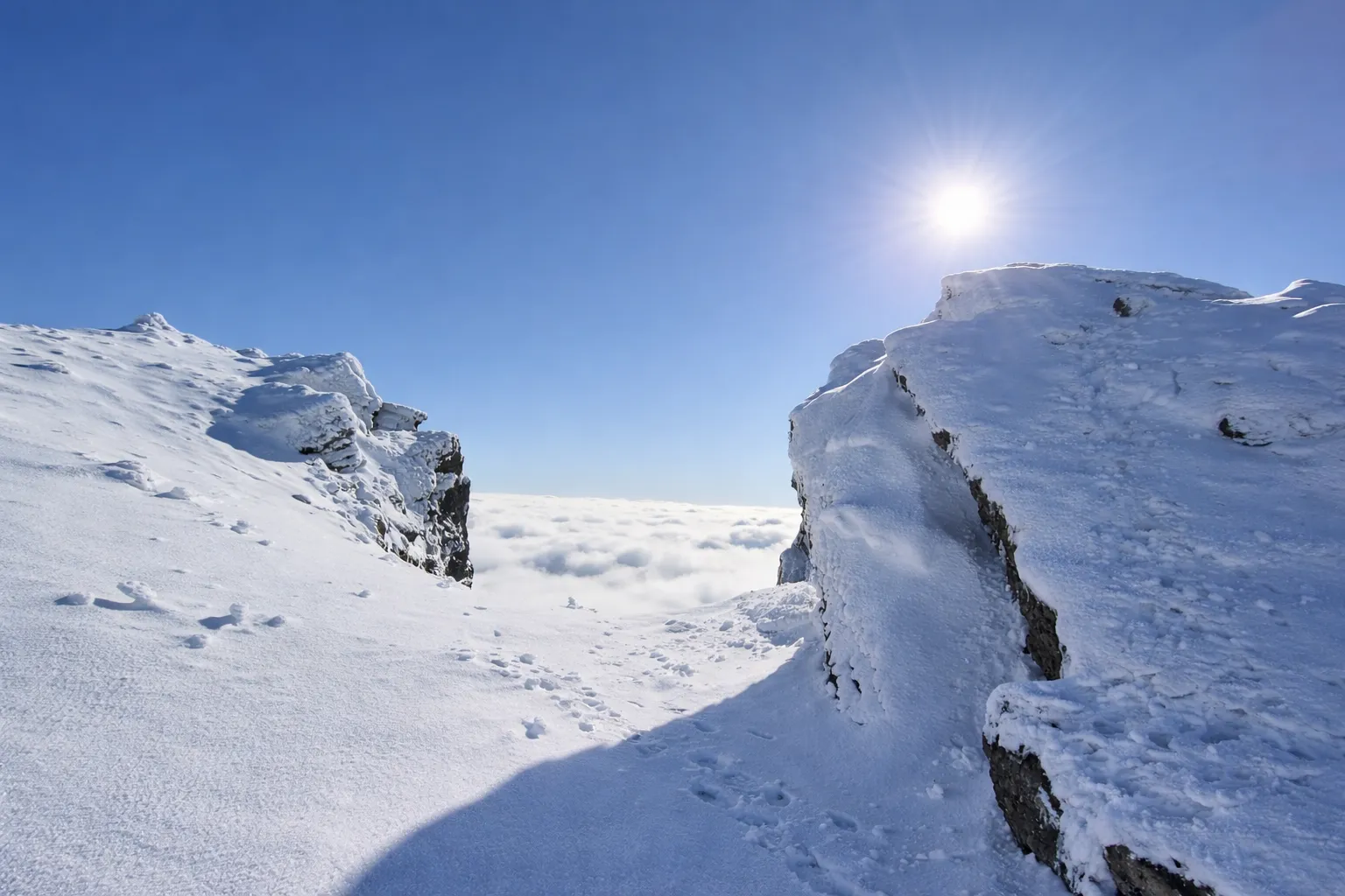 Cumbres nevadas en invierno en la Montaña Palentina