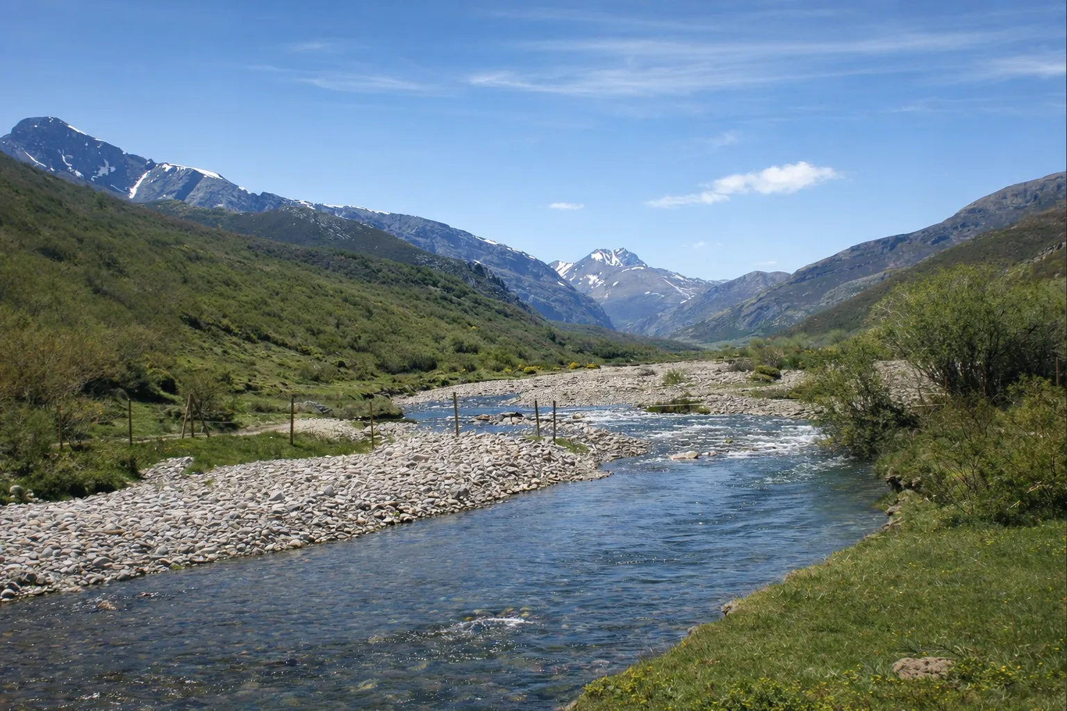 Río Pisuerga cerca de su nacimiento en la Montaña Palentina