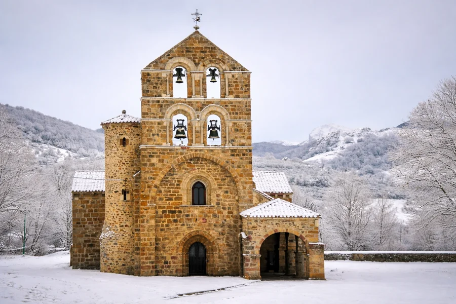 Iglesia románica de San Salvador de Cantamuda en la Montaña Palentina