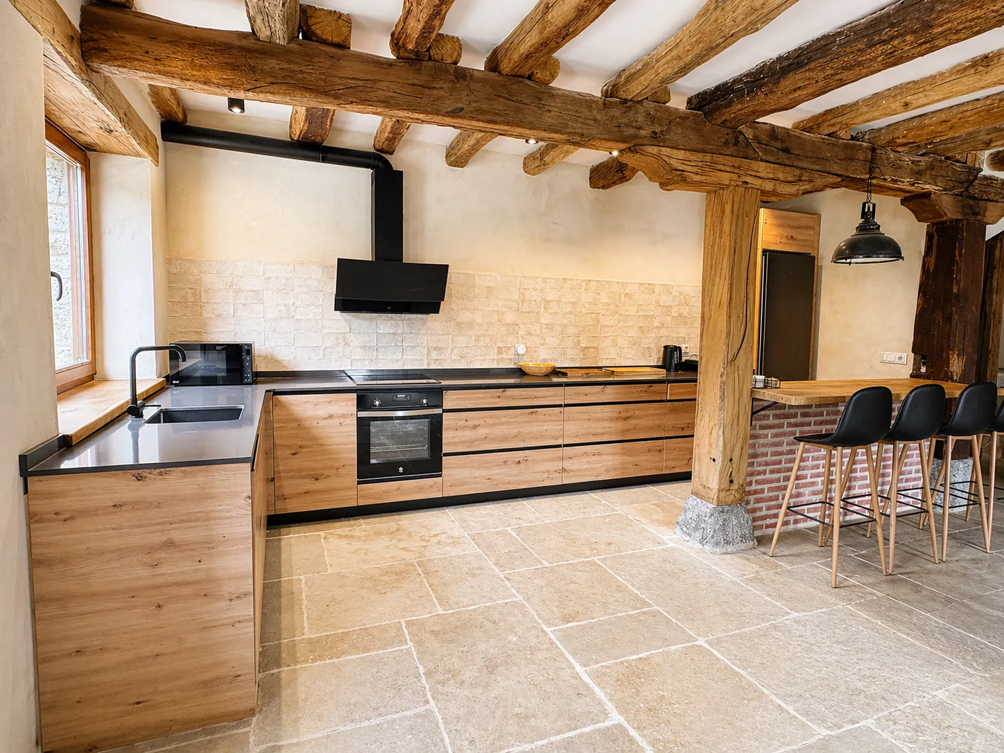Detail of the kitchen with island at Cumbres de Lores